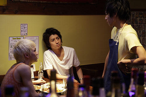 【5分で読める映画】「パレード」レビュー｜都会のシェアハウスに潜む孤独と共犯の物語