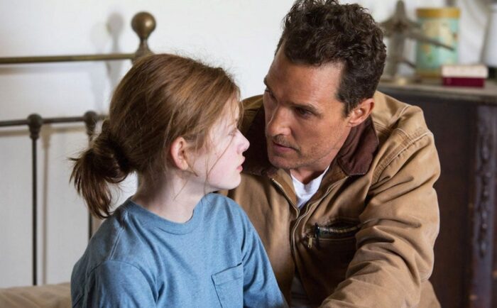 映画『インターステラー』|難解なのに忘れられない理由。時間と愛が刺さるSF超大作
『インターステラー』を語るとき、たいていの人がこう言う。
「難しかった。でも、なぜか忘れられない」 これ、すごいことだ。ふつう“難しい”は、感情の温度を下げる。理解できなかった部分がノイズになって、作品から距離が生まれる。
なのに『インターステラー』は逆。分からなかったはずのところが、むしろ刺さり続ける。観終わった後も、胸のどこかで「カチ、カチ」と時計の音が鳴っている。 なぜか。
答えはわりとシンプルで、残酷だ。 この映画は宇宙SFの形を借りて、私たちが普段ごまかしているもの――
**「取り戻せない時間」と「それでも届いてほしい愛」**を、真正面から見せてくるから。 H2:作品情報(まずはファクトをきっちり) 作品名:『インターステラー』(原題:Interstellar) 公開:2014年(米)/日本初公開:2014年11月22日
ウィキペディア
+1 監督:クリストファー・ノーラン
ウィキペディア
+1 脚本:ジョナサン・ノーラン/クリストファー・ノーラン
ウィキペディア
+1 音楽:ハンス・ジマー
ウィキペディア
+1 撮影:ホイテ・ヴァン・ホイテマ
ウィキペディア
+1 編集:リー・スミス
ウィキペディア
+1 上映時間:169分
ウィキペディア
+1 主なキャスト: マシュー・マコノヒー(クーパー) アン・ハサウェイ(アメリア・ブランド) ジェシカ・チャステイン(成長したマーフ) マイケル・ケイン(ブランド博士)
ウィキペディア
+1 科学コンサルタント:キップ・ソーン
ウィキペディア
+1 アカデミー賞:第87回(2015年開催)で視覚効果賞受賞
oscars.org
+1 ※10周年でIMAX限定リバイバルが告知されたこともあり、“映画館で再体験する作品”としての寿命が異様に長いタイトルでもある。
imax.com
+1 H2:あらすじ(ネタバレ控えめ) 地球は砂嵐と作物の病害で、じわじわと人類の居場所を失っている。元NASAパイロットのクーパーは、子どもたちと農場で暮らしていたが、ある出来事をきっかけに秘密裏に活動するNASAの計画へ接続される。 それは、土星付近に現れたワームホールを通り、人類が住める新天地を探すミッション。
クーパーは娘マーフとの約束を抱えたまま、宇宙へ出る決断をする――。 ここで重要なのは、物語の推進力が「地球を救う」だけじゃないこと。
彼が宇宙へ行くのは英雄願望ではなく、もっと生々しい理由だ。家族を守りたい。ただそれだけ。だから観客も、理屈の前に感情で乗ってしまう。
IMDb
+1 H2:難解なのに忘れられない理由① この映画、SFで“時間の暴力”を可視化する 『インターステラー』の怖さは、敵がいないところにある。宇宙人も怪物も、巨大な悪の組織もいない。
代わりにいるのが、時間だ。 時間は、誰に対しても平等……のはず。
でも相対性理論の世界では、条件次第で平等が崩れる。体感の数時間が、地球側では何年にもなる。
ここで映画がやってくるのは、観客の情緒を守るための“ご都合主義”じゃない。むしろ真逆。 いま泣きたい? でも時間は進む。 いま謝りたい? でも届くのは何年後かもしれない。 この逃げ場のなさが、感情を尖らせる。
たとえば、家族の成長を“動画”でしか見られない瞬間。あそこはSFの皮を被った、人生の核心だと思う。
「会えない時間」が、人間をどう壊していくか。逆に「会いたい」という気持ちが、どれだけ無謀に人を生かすか。
理屈を飲み込めなくても、ここだけは誰でも分かる。痛いほど。