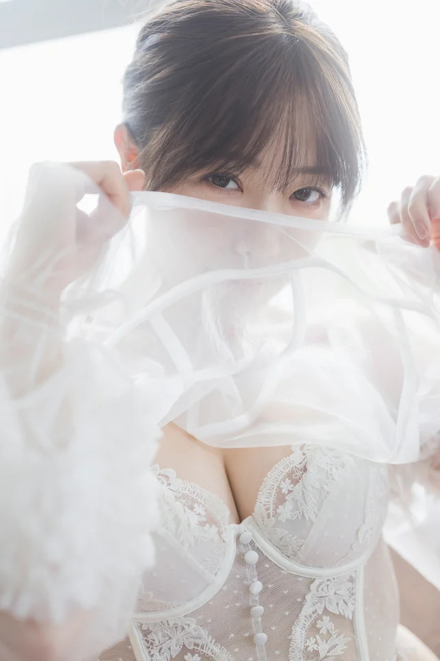 津田塾卒の異色アイドル・塩見きら、1st写真集『きらららぽん』で大胆すぎる挑戦！
