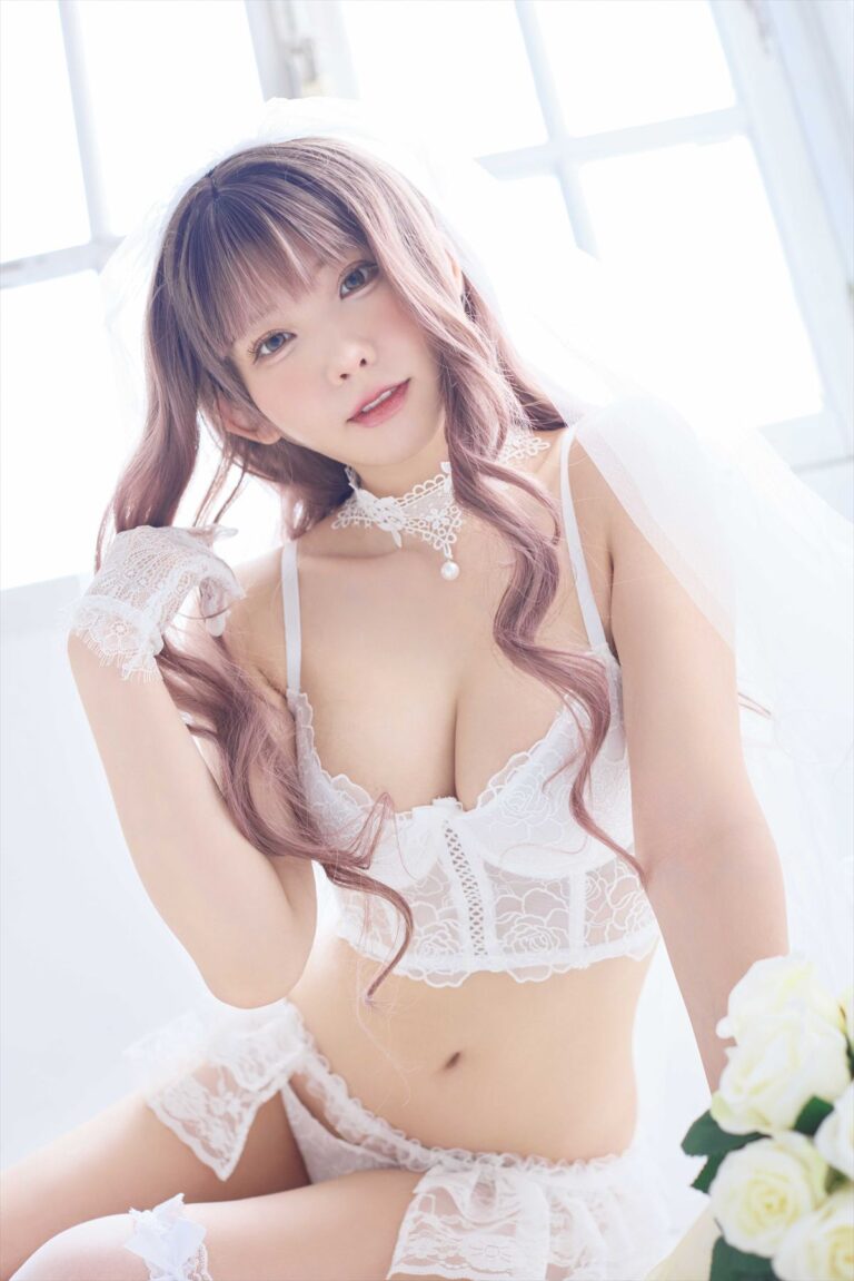 えなこ“白衣装グラビア”が美しすぎると話題！オールホワイト衣装で魅せる幻想的グラビア！