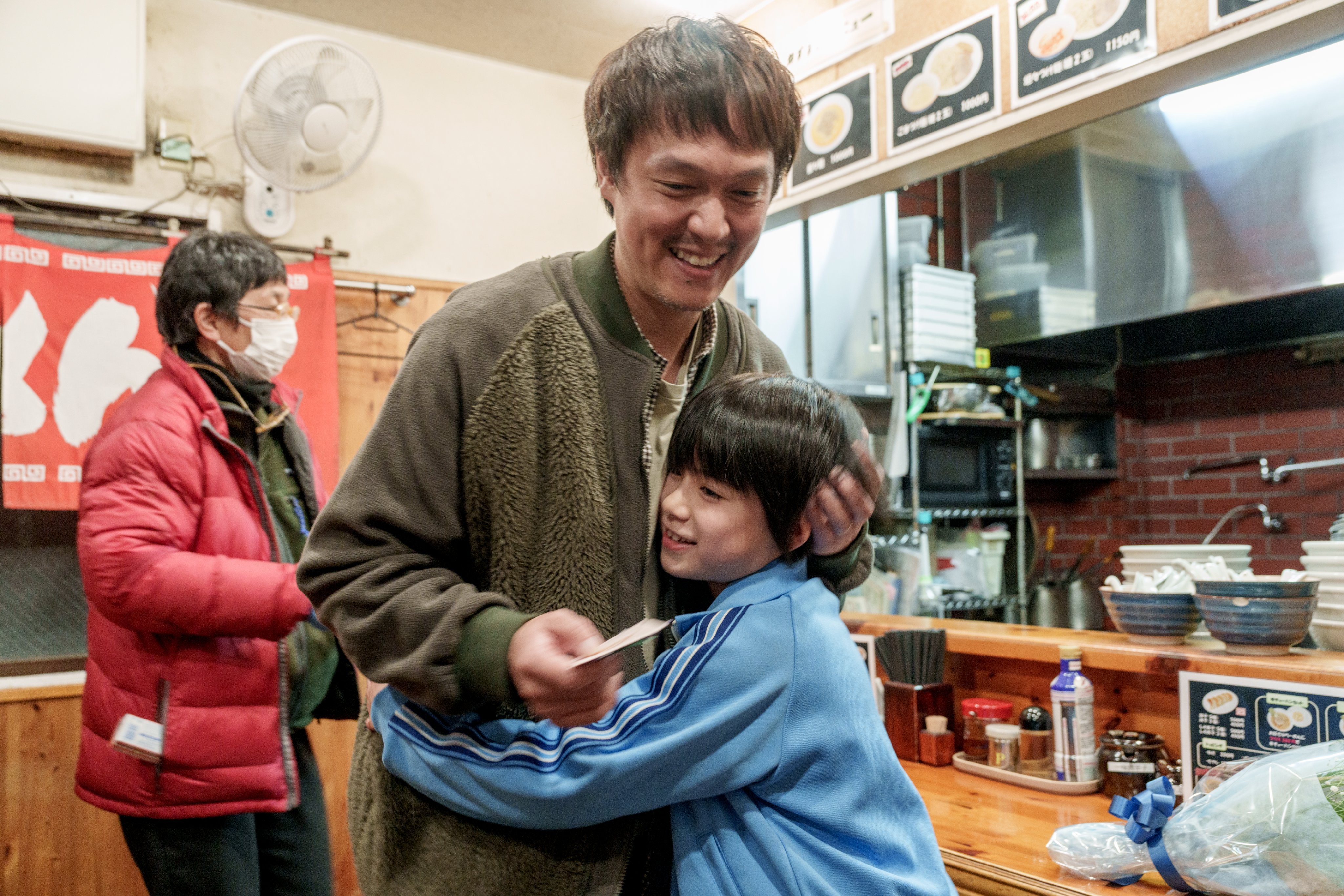 映画『金子差入店』が突きつける“思いやりの距離感”─主演・丸山隆平が体現した静かな共感
