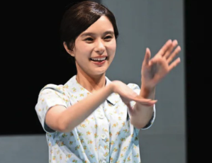 舞台『先生の背中』出演の裏側─芳根京子が語る「挑戦と安心」のあいだ