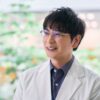 松本潤が“癒しと芯の強さ”を同時に宿す理由。人の心を解く医師役に初挑戦