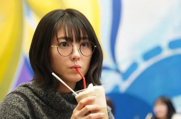 浜辺美波、25歳。等身大の“今”が美しい理由─飾らない素顔と女優としての現在地