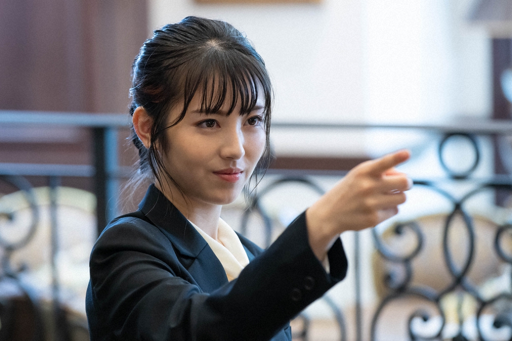 浜辺美波、25歳。等身大の“今”が美しい理由─飾らない素顔と女優としての現在地