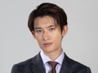 向井康二、知的でクールな副社長に！アイドルの枠を超える俳優としての現在地