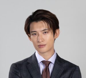 向井康二、知的でクールな副社長に！アイドルの枠を超える俳優としての現在地