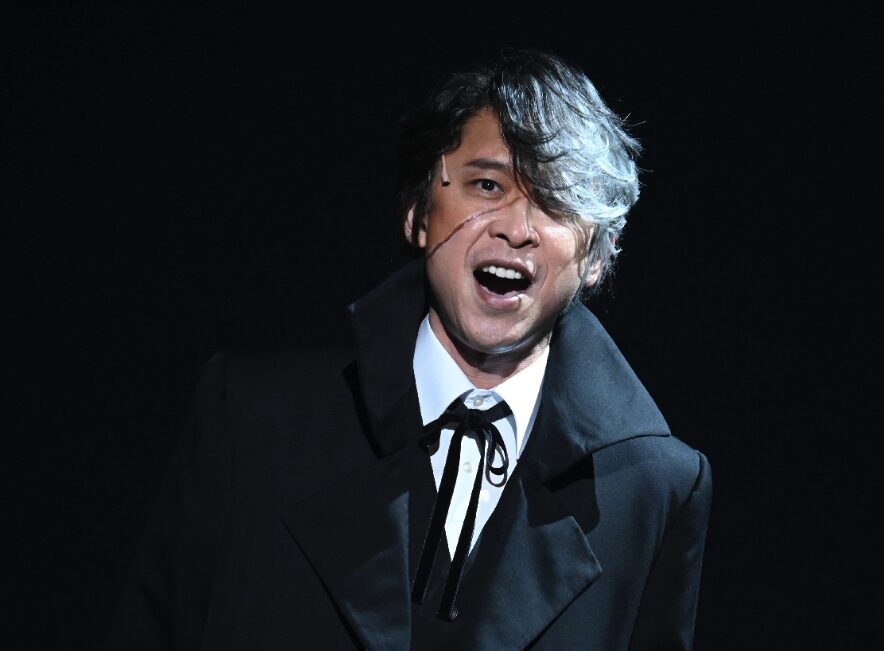坂本昌行、“唯一無二の表現者”として進化し続ける現在地とは？舞台で見せる驚異の多才ぶり