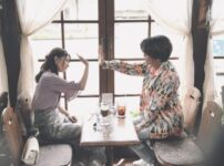 芳根京子×髙橋海人が入れ替わり15年を生きる—「君の顔では泣けない」場面写真公開