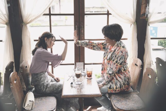 芳根京子×髙橋海人が入れ替わり15年を生きる—「君の顔では泣けない」場面写真公開