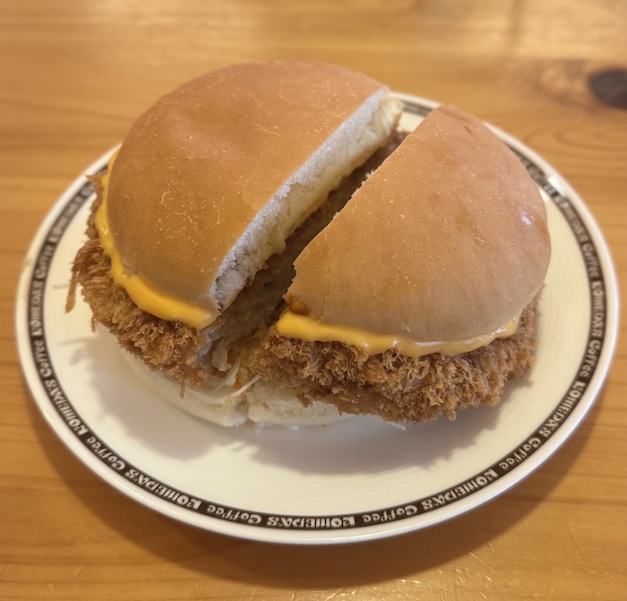 【糖質ですけど何か？】メンチの夢を見た…コメダの“ドデカバーガー”で満腹よりもモヤモヤ!?