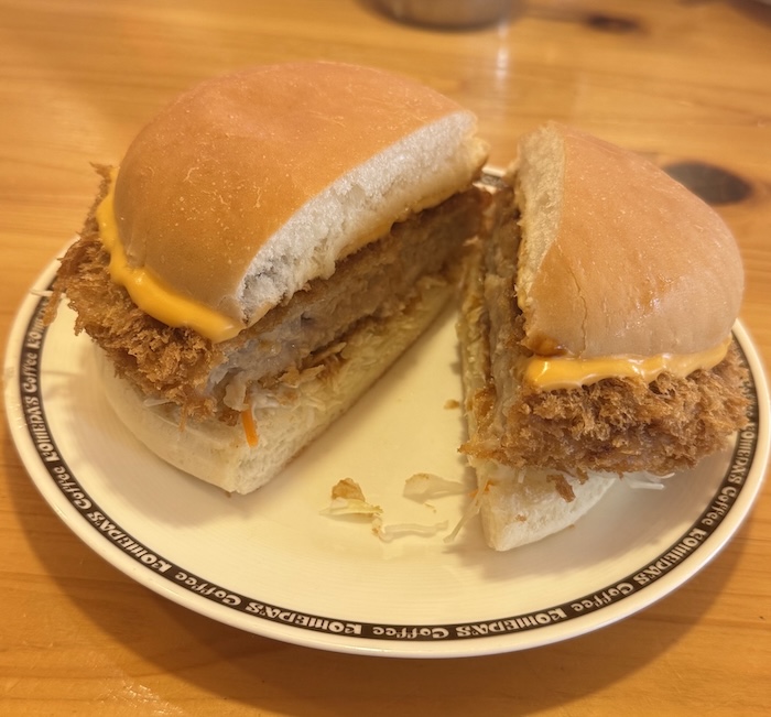 【糖質ですけど何か？】メンチの夢を見た…コメダの“ドデカバーガー”で満腹よりもモヤモヤ!?