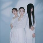 羊文学、新シングル『Feel / mild days』＆クリスマスライブ“まほうがつかえる2025”開催決定