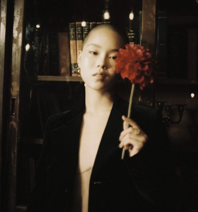 「性別の枠を超えて」— XG・COCONA、ノンバイナリーとトップサージェリーを告白。20歳の節目に語った“自分らしさ”