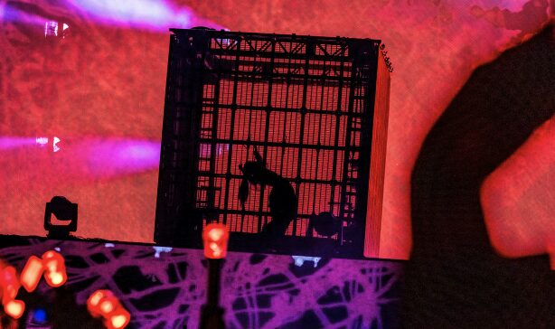 Adoの原点に迫る｜クローゼットから世界へ、歌声の裏にあった孤独と衝動、自伝的小説『ビバリウム』に刻まれた半生