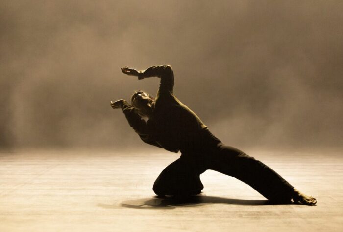 森山未來の表現はなぜ独特なのか|身体・言葉・舞台をつなぐ思考に迫る